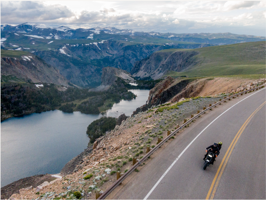 A motorcycle on a road

AI-generated content may be incorrect.